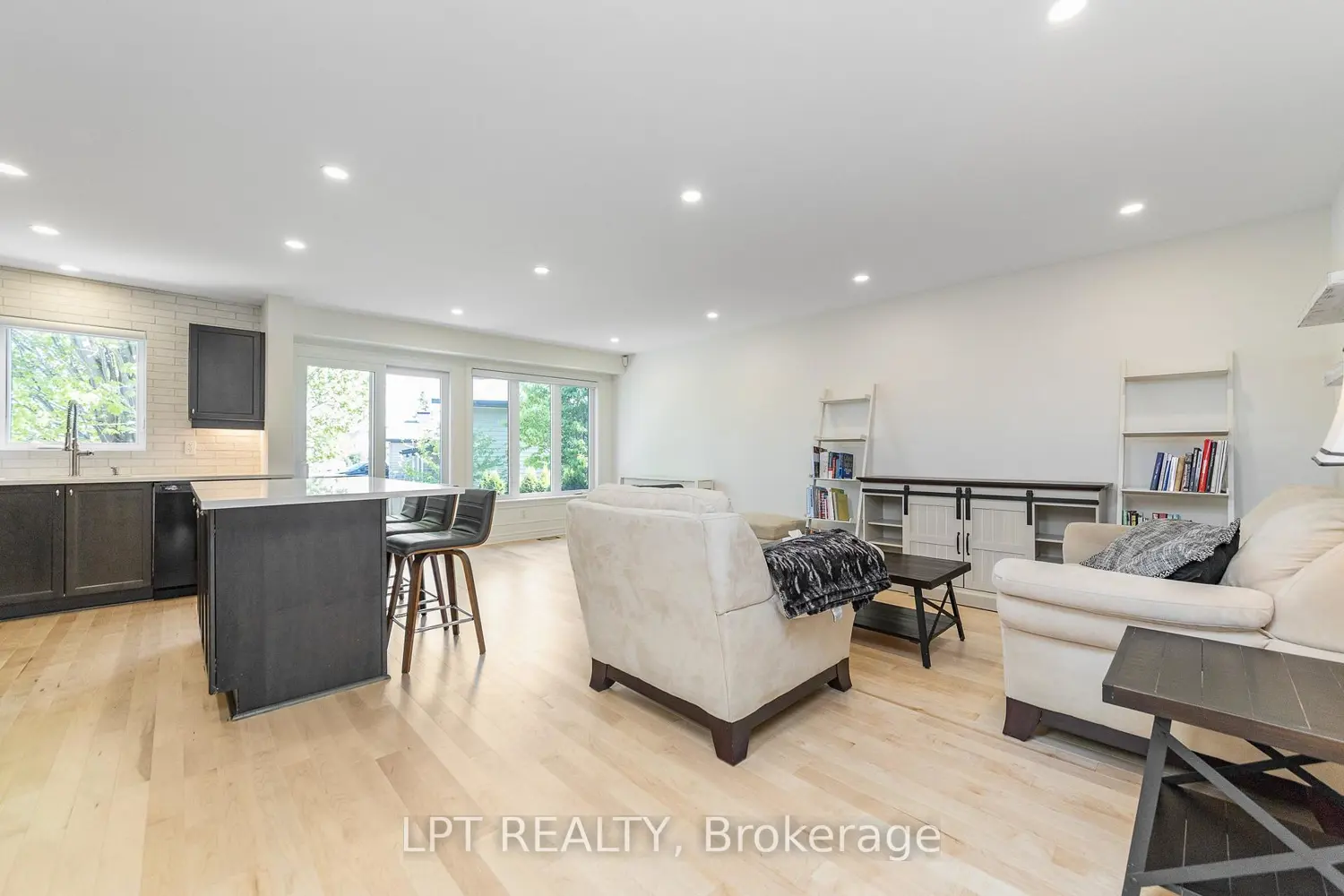 275 Tewsley Drive photo 3