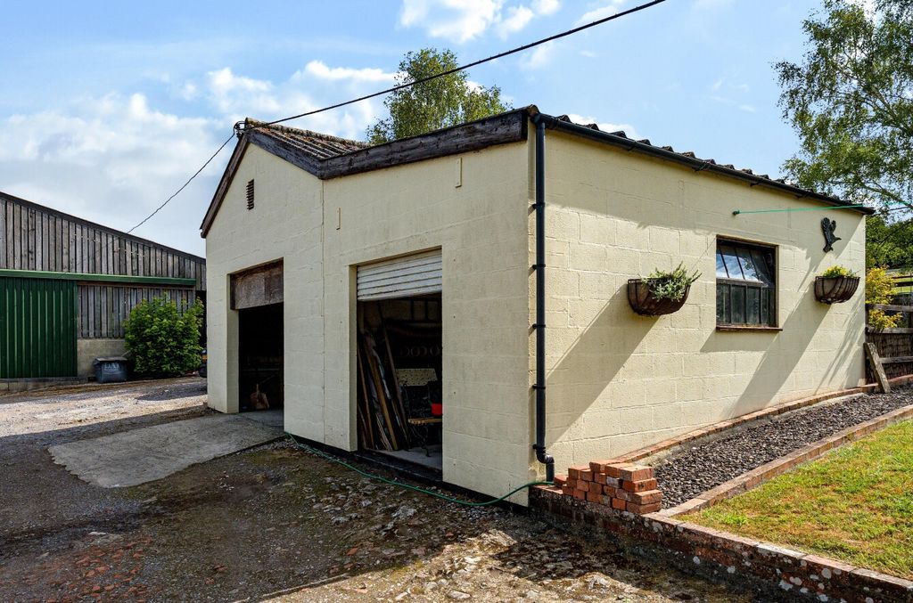 3 bed detached house for saleCaen Hill, Devizes SN10 photo 4