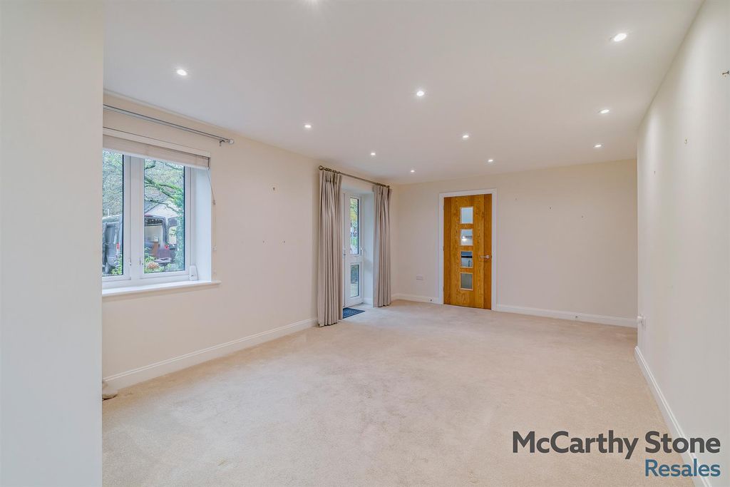 2 bed flat for saleShackleton Place, Bath Road, Devizes, Wiltshire SN10 photo 2