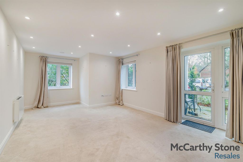 2 bed flat for saleShackleton Place, Bath Road, Devizes, Wiltshire SN10 photo 3