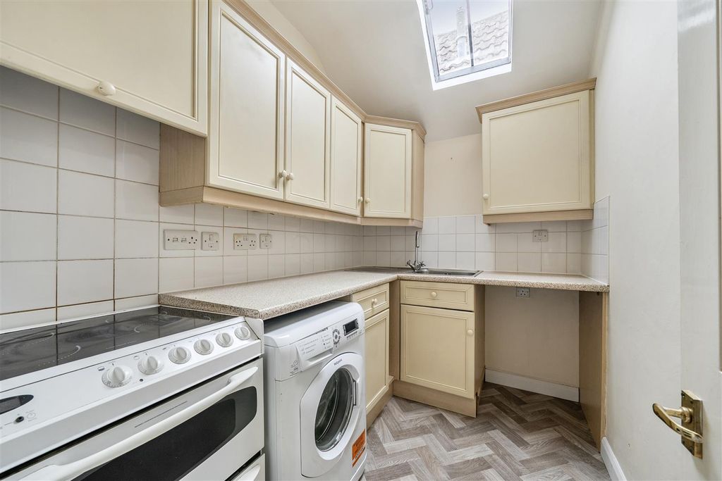 2 bed flat for saleMarket Place, Devizes SN10 photo 3