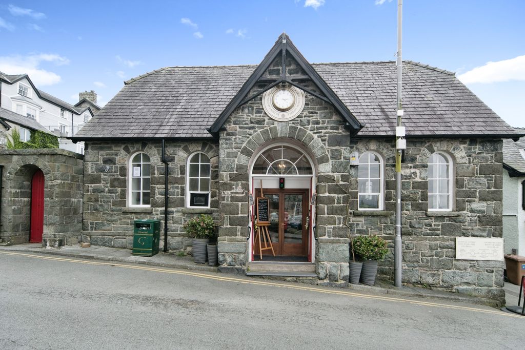 Property for saleCastle Square, Harlech LL46 photo 2