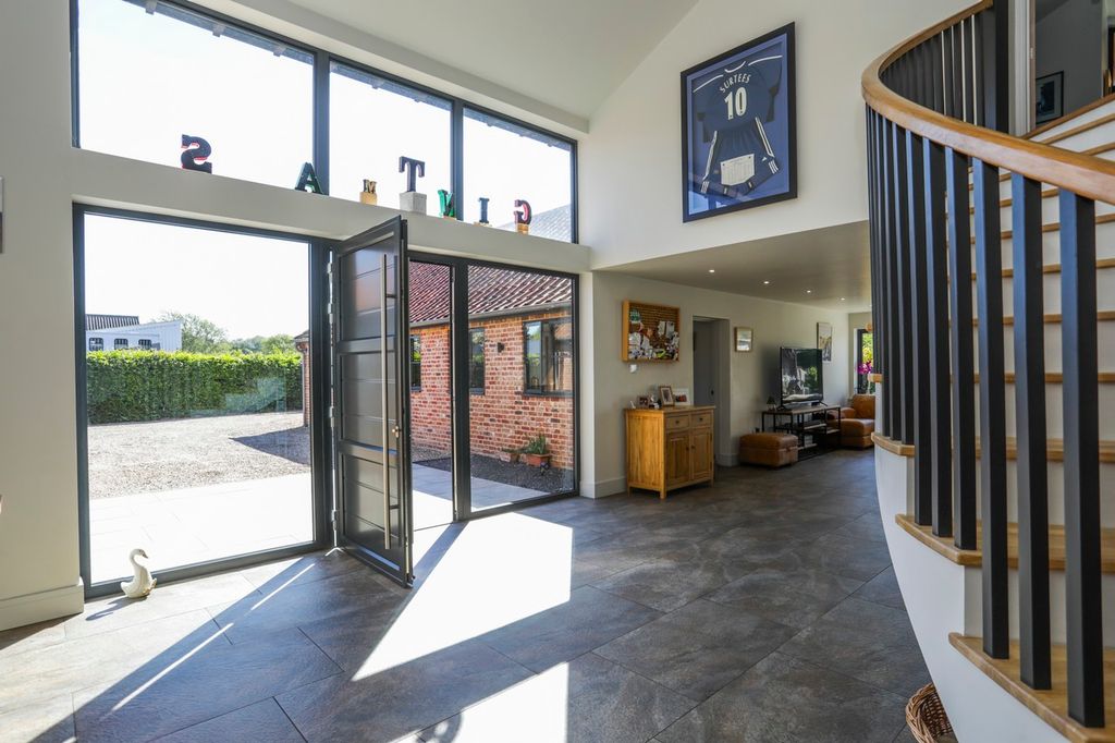 4 bed barn conversion for saleBurston, Diss IP22 photo 4
