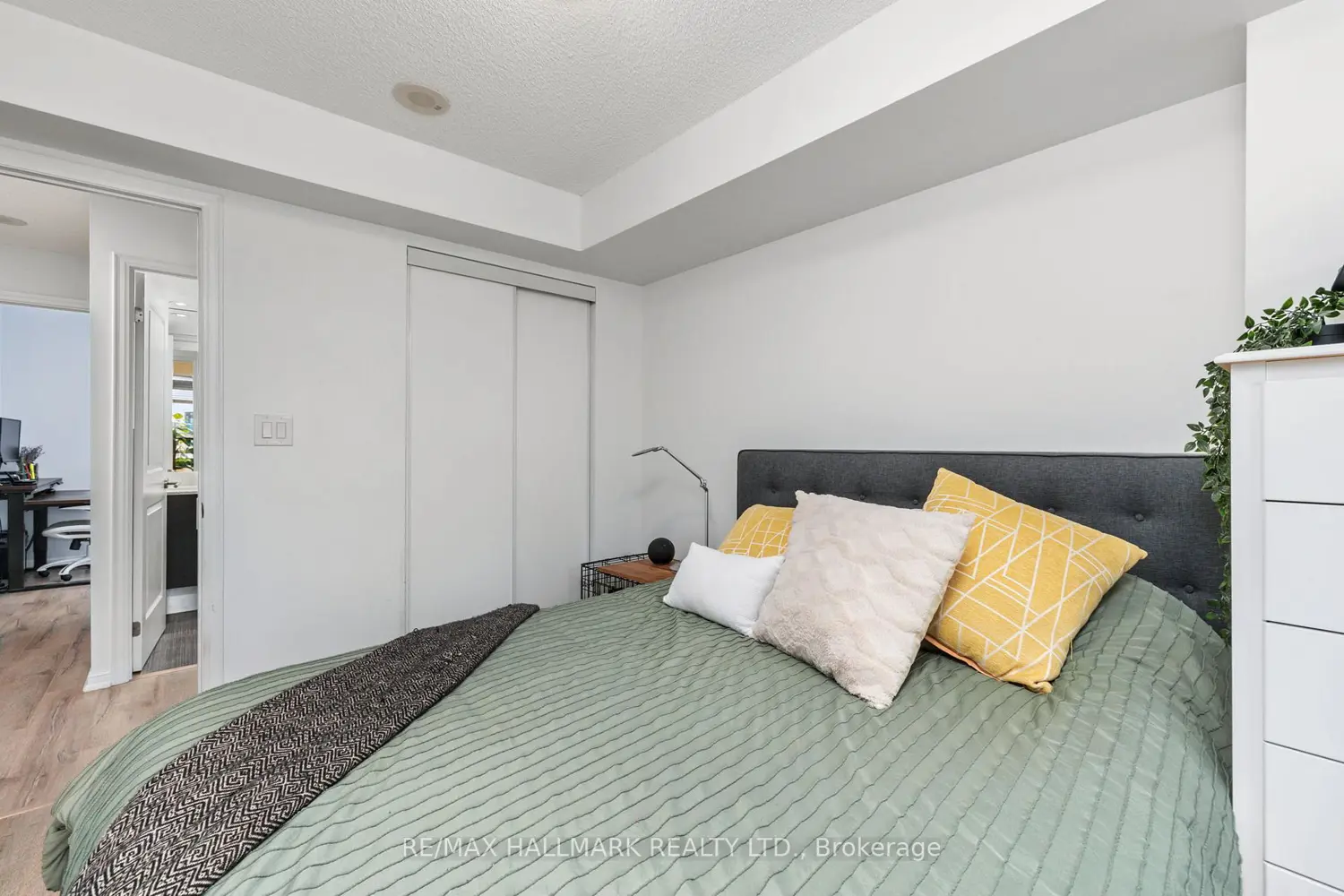 Additional image 11 of 400 Adelaide Street 819