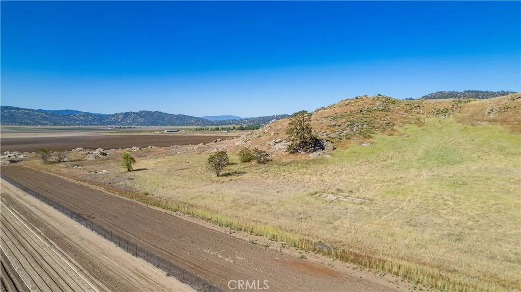Edward, Tehachapi, CA 93561 photo 2
