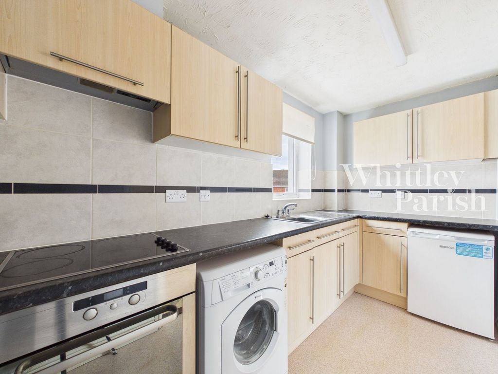 2 bed flat for saleEnsign Way, Diss IP22 photo 2