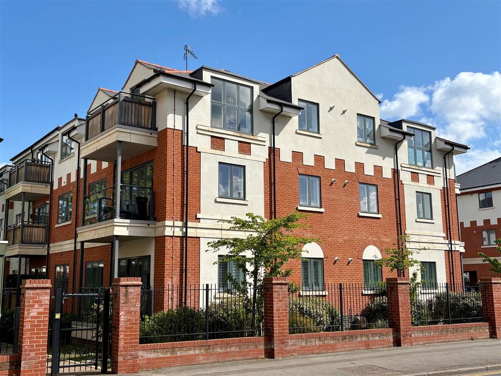 2 bed flat for sale2 Hansler Grove, East Molesey KT8