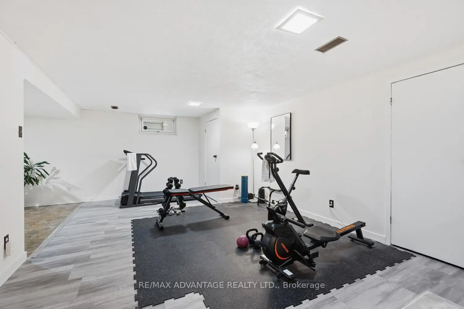 Additional image 12 of 937 Luxton Drive