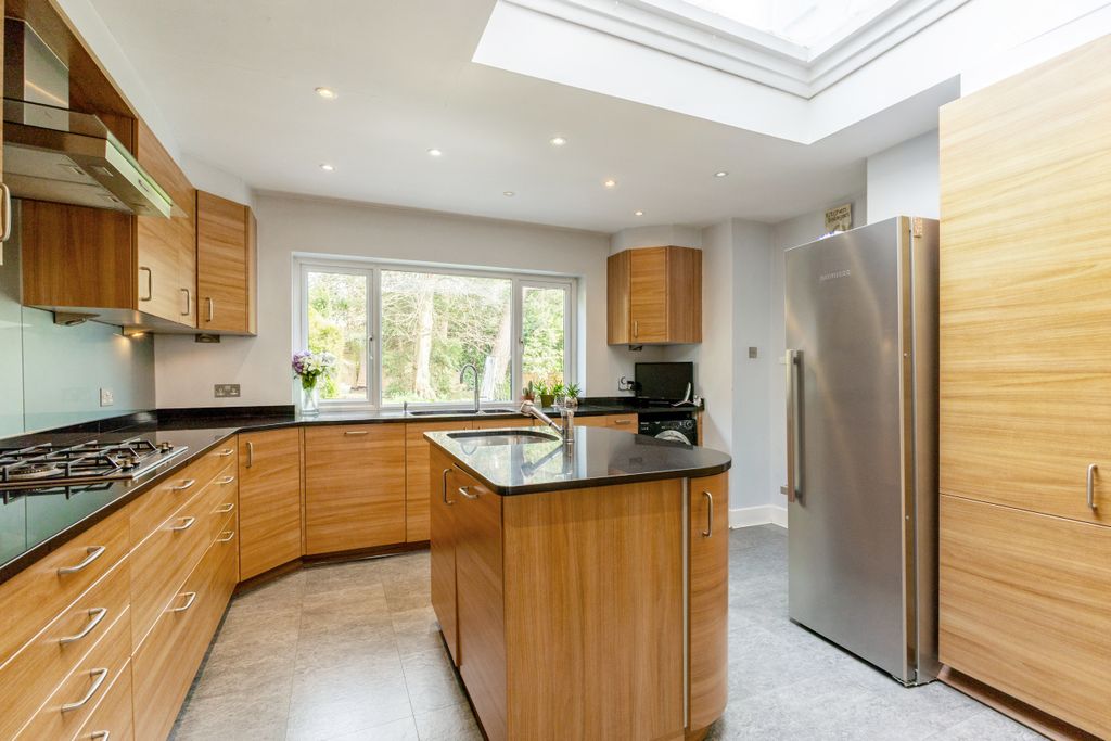 5 bed detached house for saleLake View, Edgware HA8 photo 2
