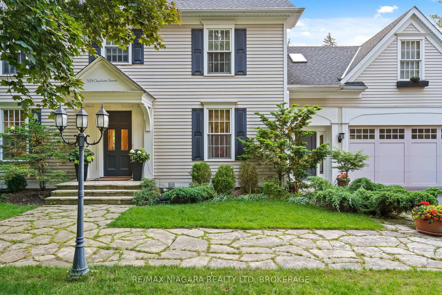 535 Charlotte Street photo 2