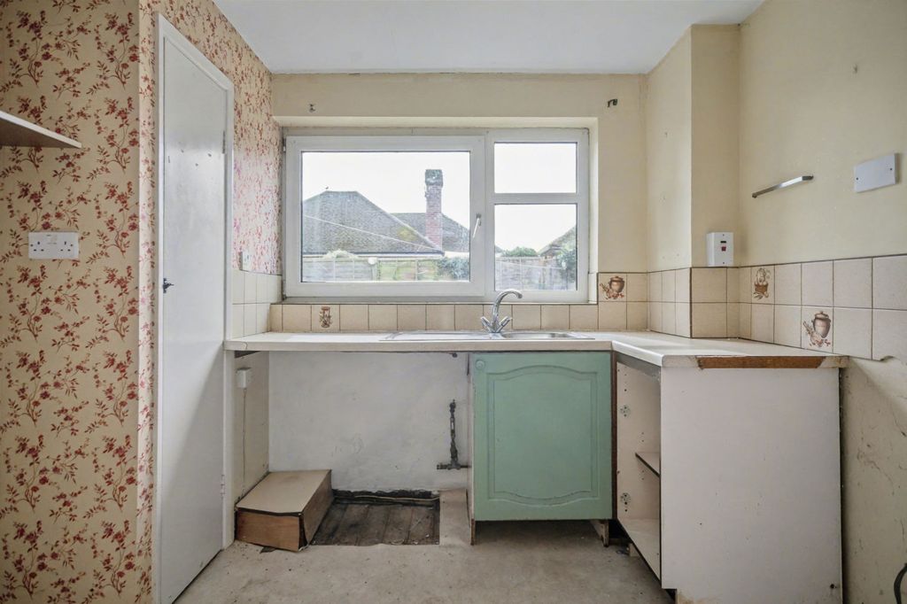 2 bed maisonette for saleStation Approach, Edenbridge, Kent TN8 photo 3