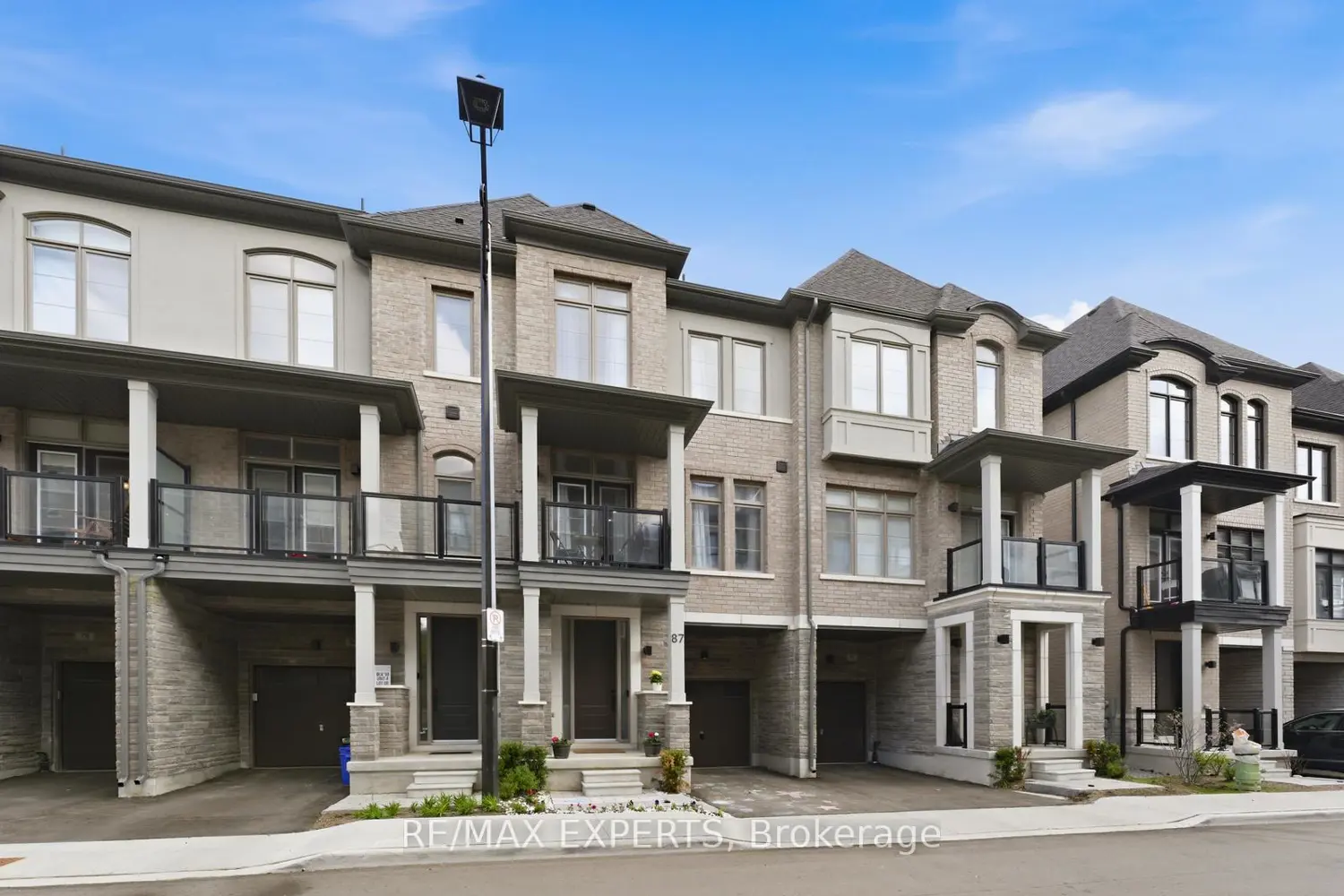 87 De La Roche Drive photo 2