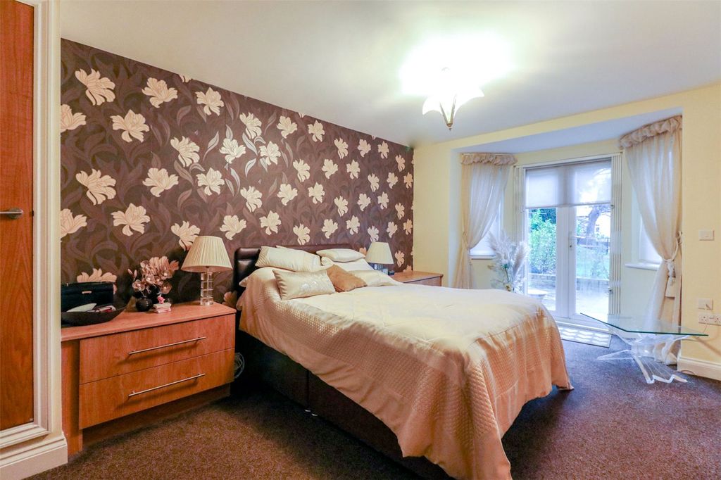2 bed flat for saleSlades Hill, Enfield, Middlesex EN2 photo 5