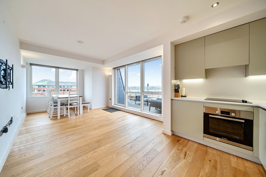 3 bed penthouse for saleEast Street, Epsom KT17