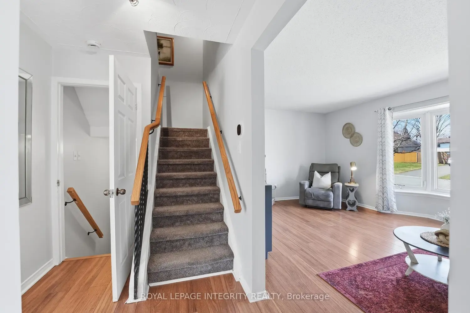 776 Vinette Crescent photo 2