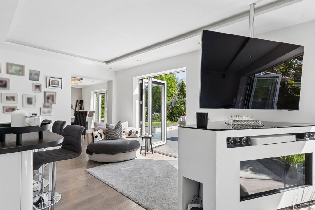 Additional image 6 of 5 bed detached house for saleCoombe Drive, Dunstable LU6