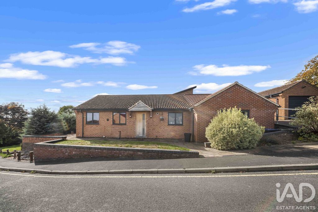 3 bed detached bungalow for saleLisle Close, Central Ely, Cambridgeshire CB7 photo 3