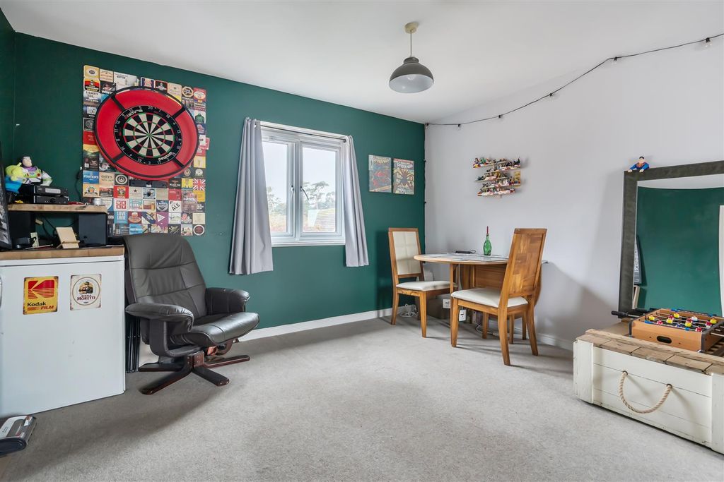 2 bed flat for saleCombe Walk, Devizes SN10 photo 2