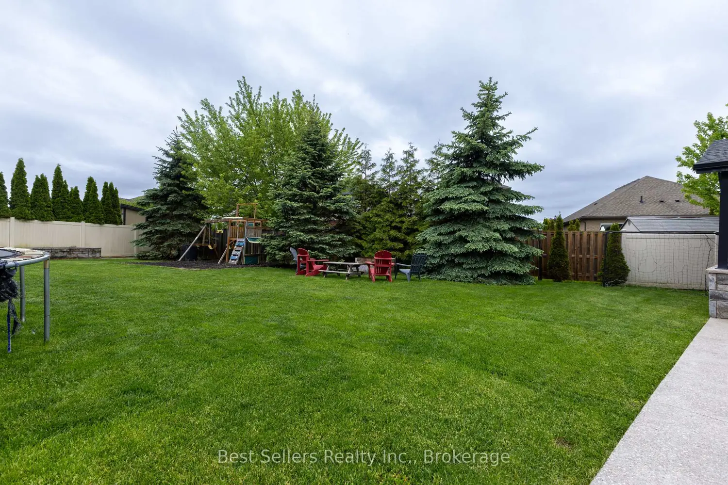 214 Cardinal Crescent photo 3