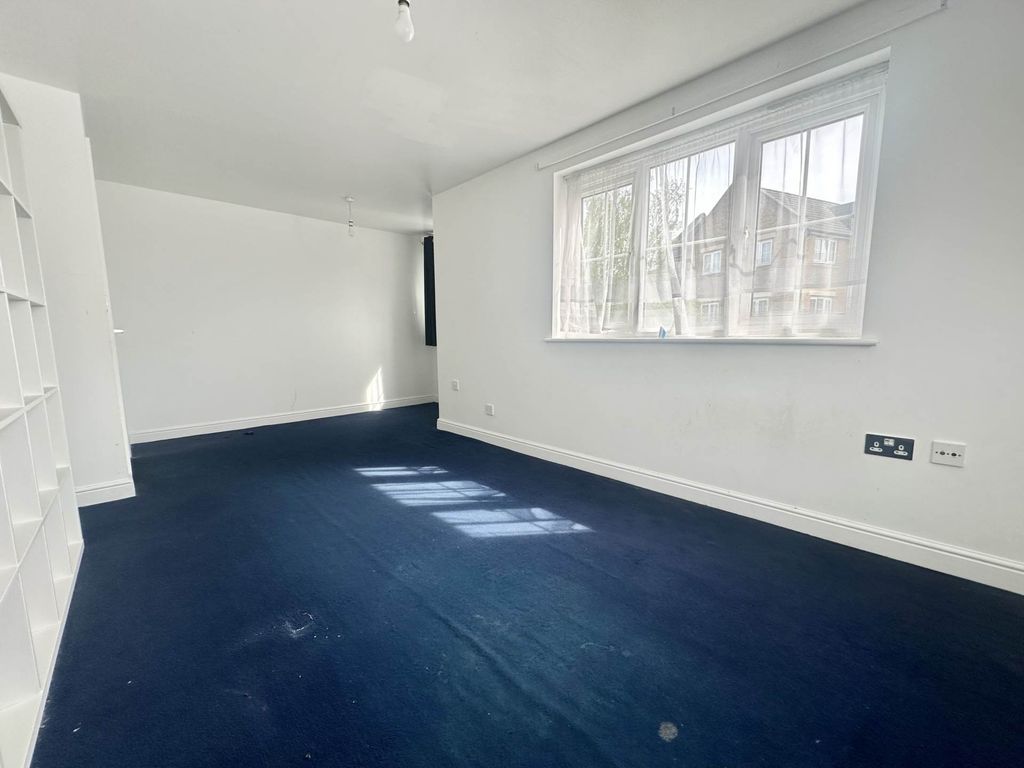 Additional image 4 of 2 bed flat for saleBramley Court, Luton Road, Dunstable LU5