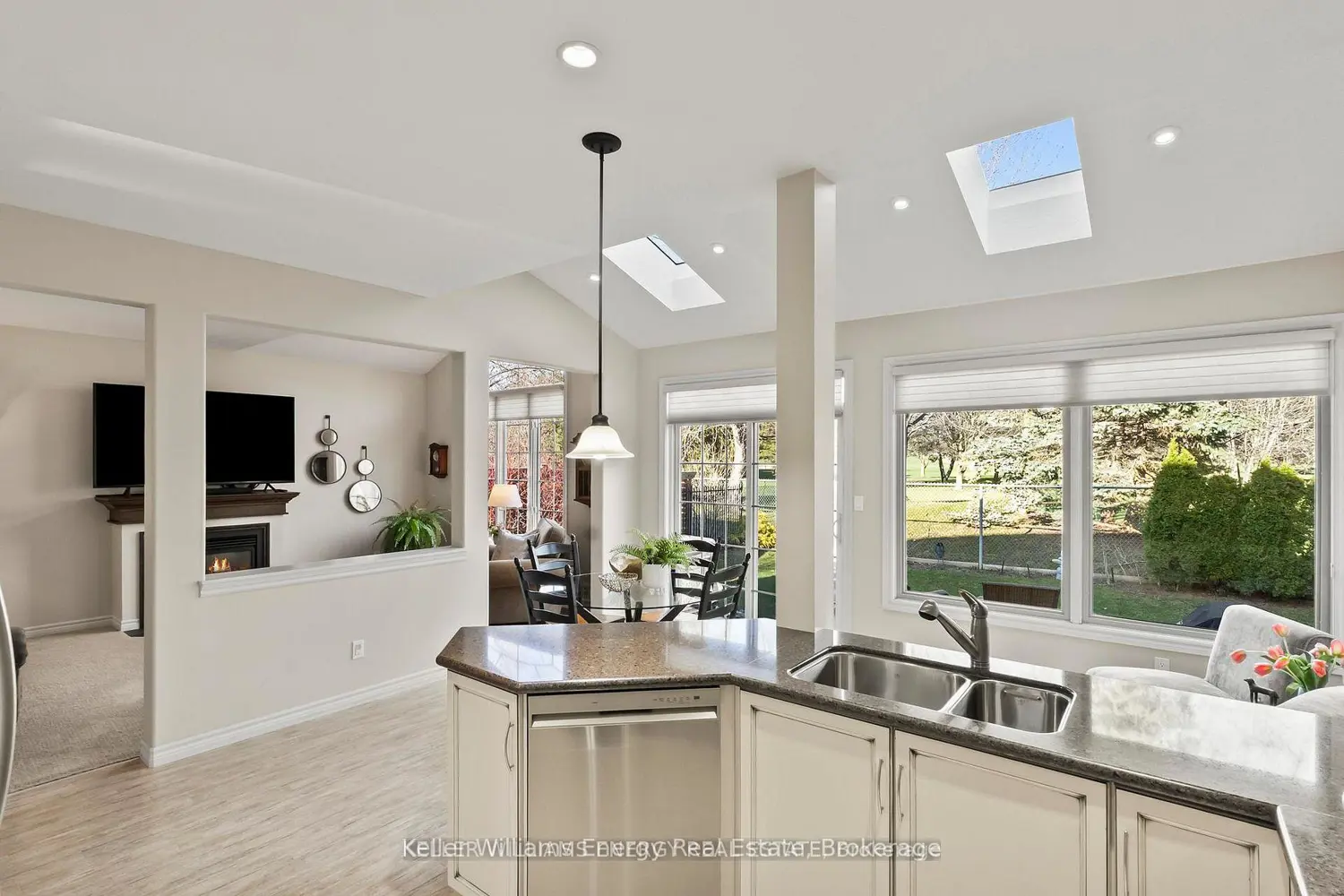 2258 Pindar Crescent photo 2