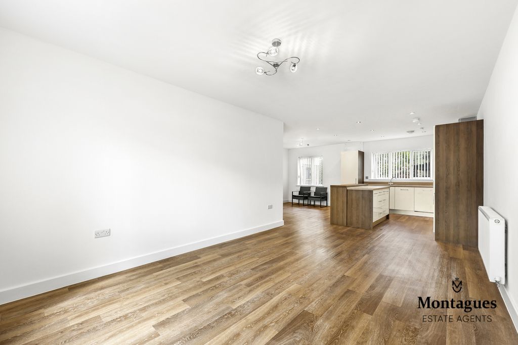 2 bed flat for saleCentre Drive, Epping CM16 photo 3