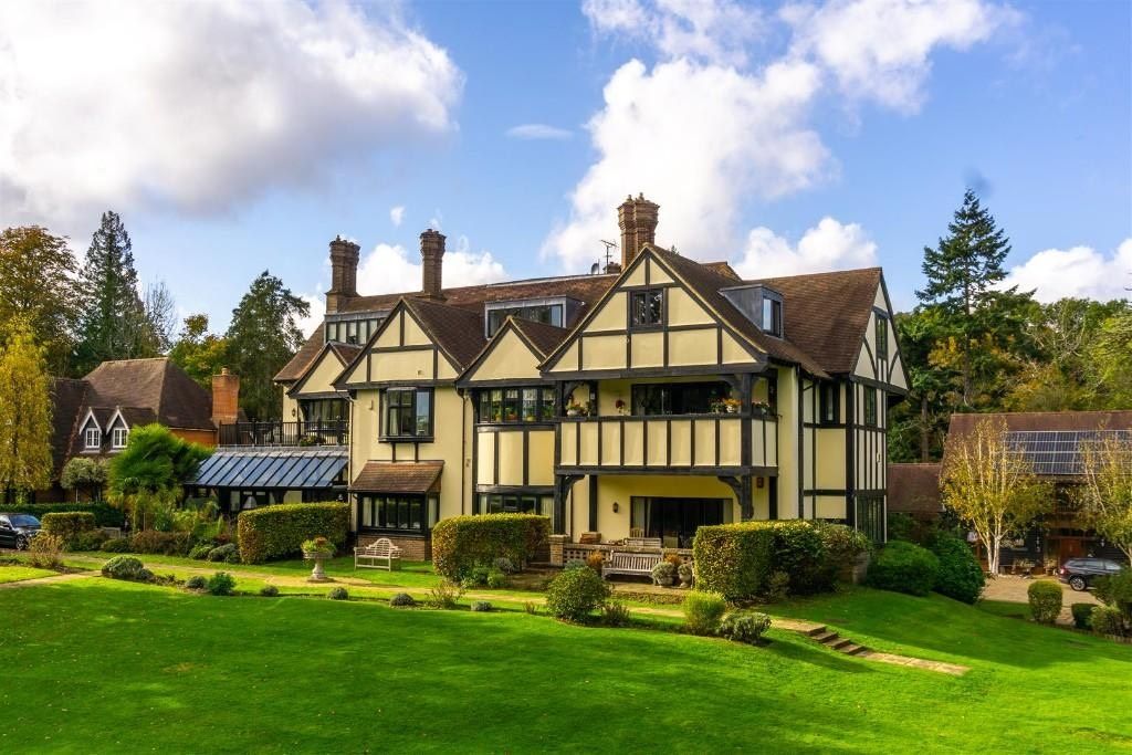 1 bed flat for saleCoombe Hall Park, Coombe Hall Road, East Grinstead, East Sussex RH19