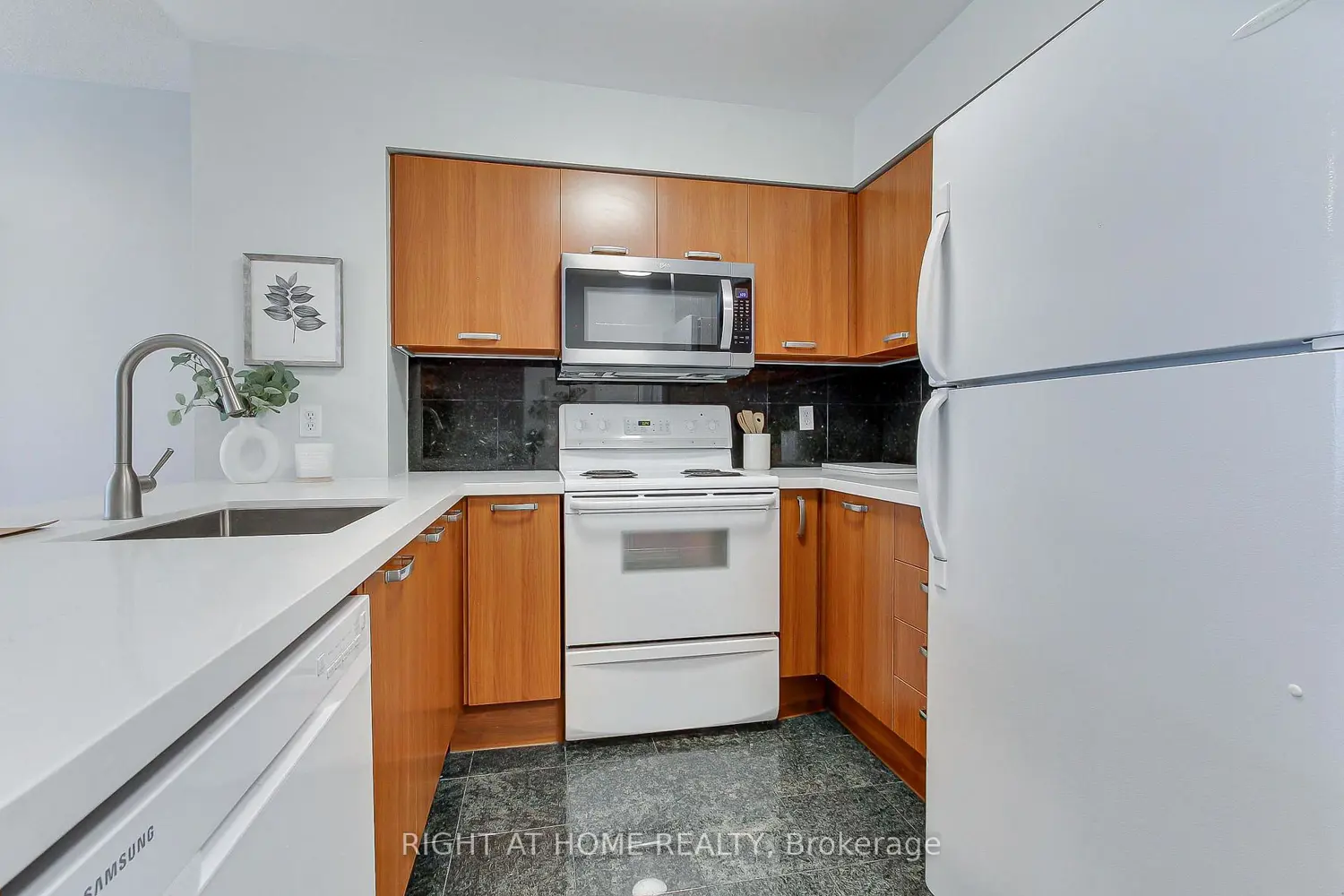 Additional image 6 of 55 Harrison Garden Boulevard 907