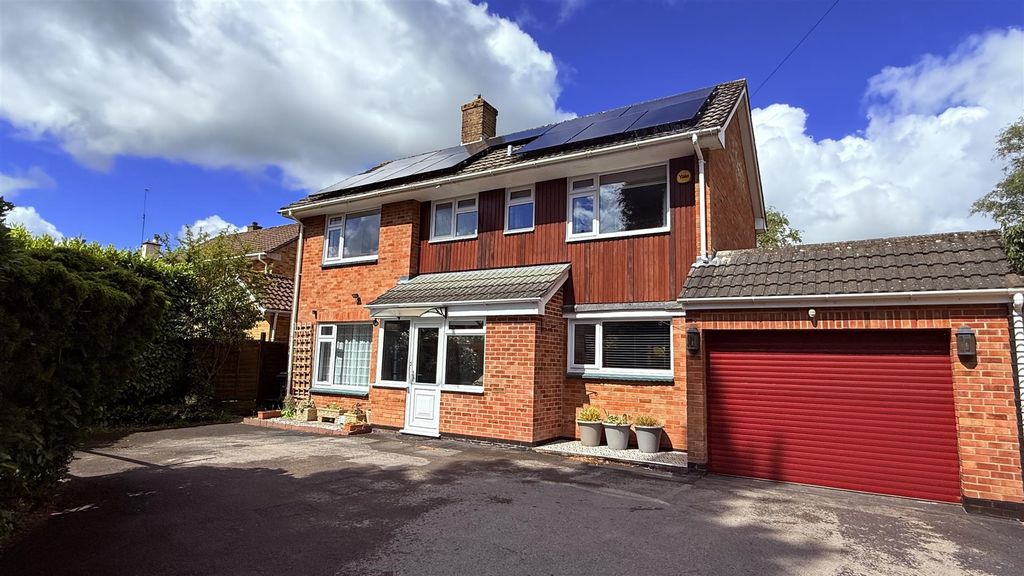 3 bed detached house for salePotterne Road, Devizes SN10 photo 3