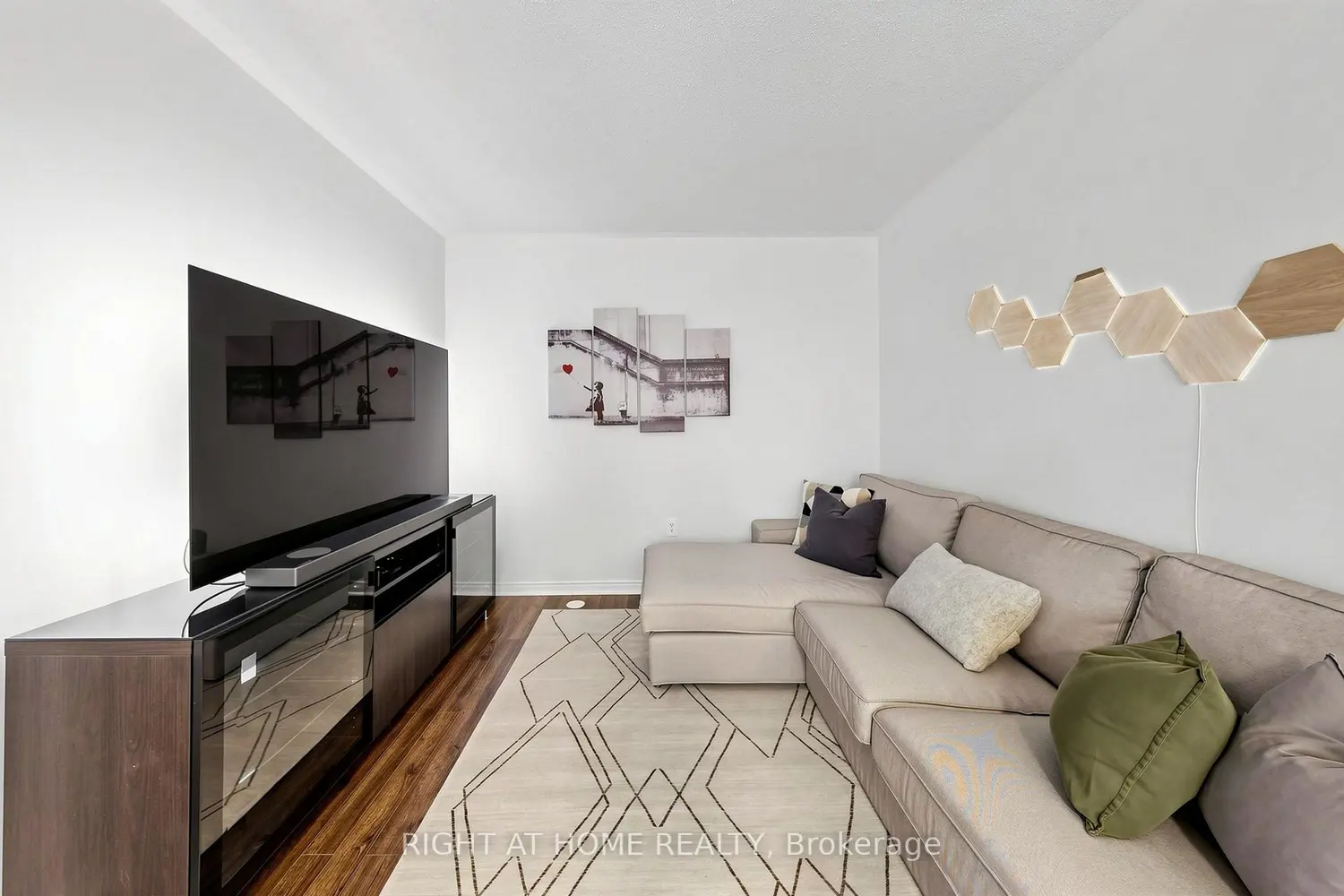 252 Wetenhall Landing photo 5