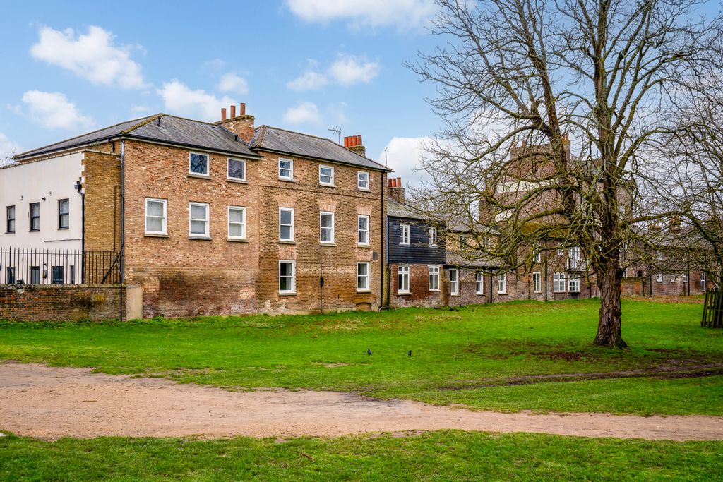 5 bed terraced house for saleHampton Court Road, East Molesey KT8