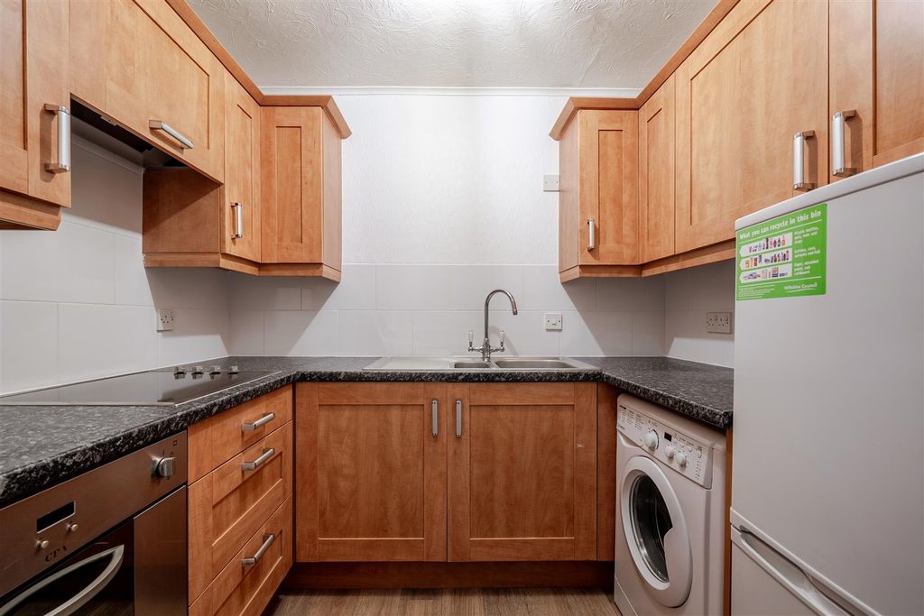 2 bed flat for saleThe Croft, Meadow Drive, Devizes SN10 photo 4