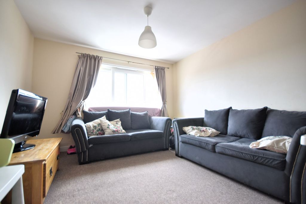 2 bed flat for saleStation Approach, Hudson House Station Approach KT19 photo 5