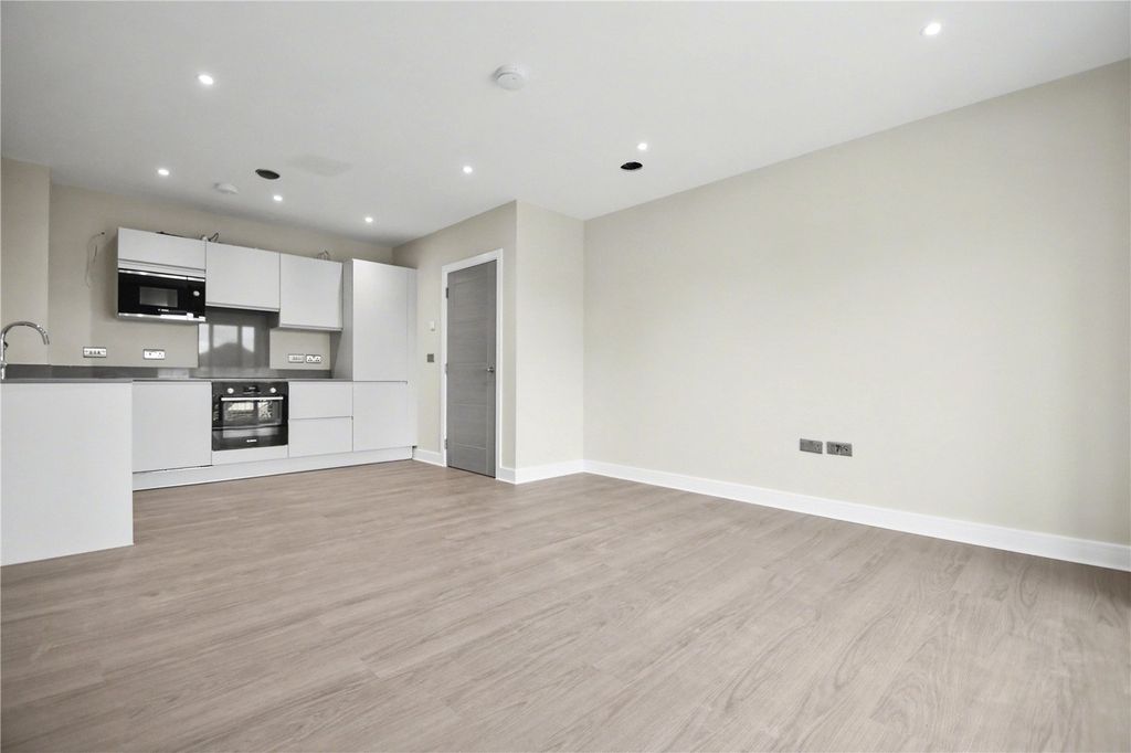 2 bed flat for saleEdenbridge, Kent TN8 photo 2