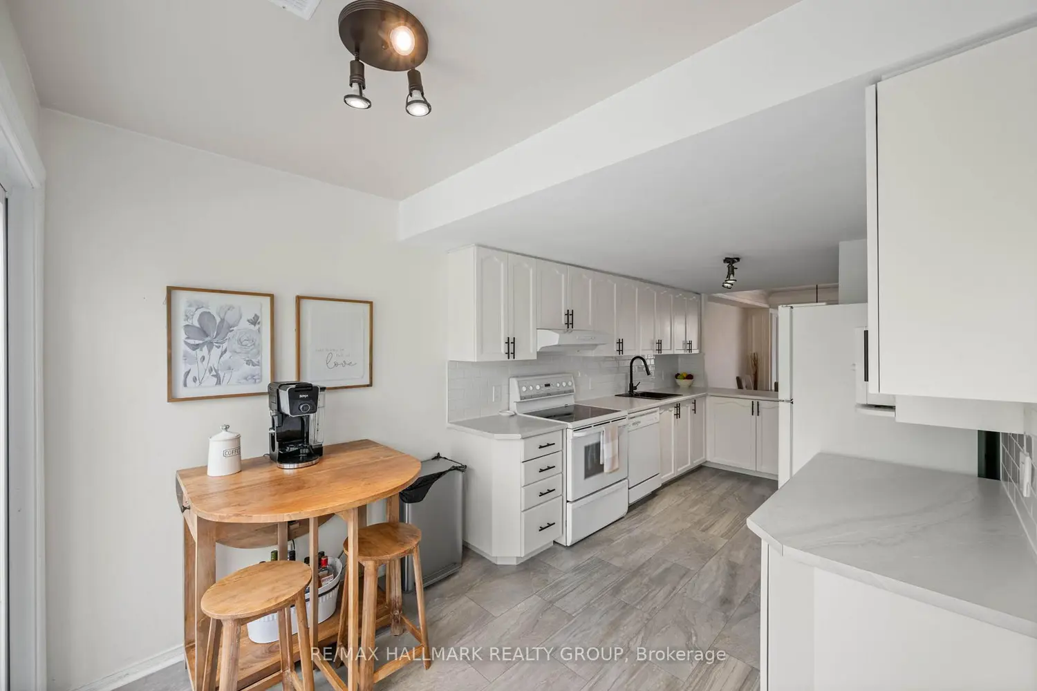 1109 Gablefield Private photo 5