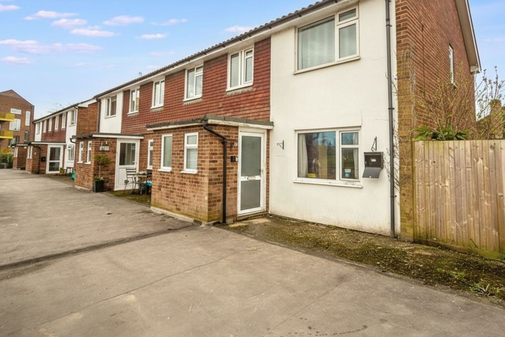 2 bed maisonette for saleStation Approach, Edenbridge, Kent TN8