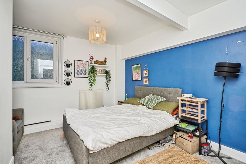 Additional image 7 of 2 bed flat for saleTennyson Road, Cowes, Isle Of Wight PO31