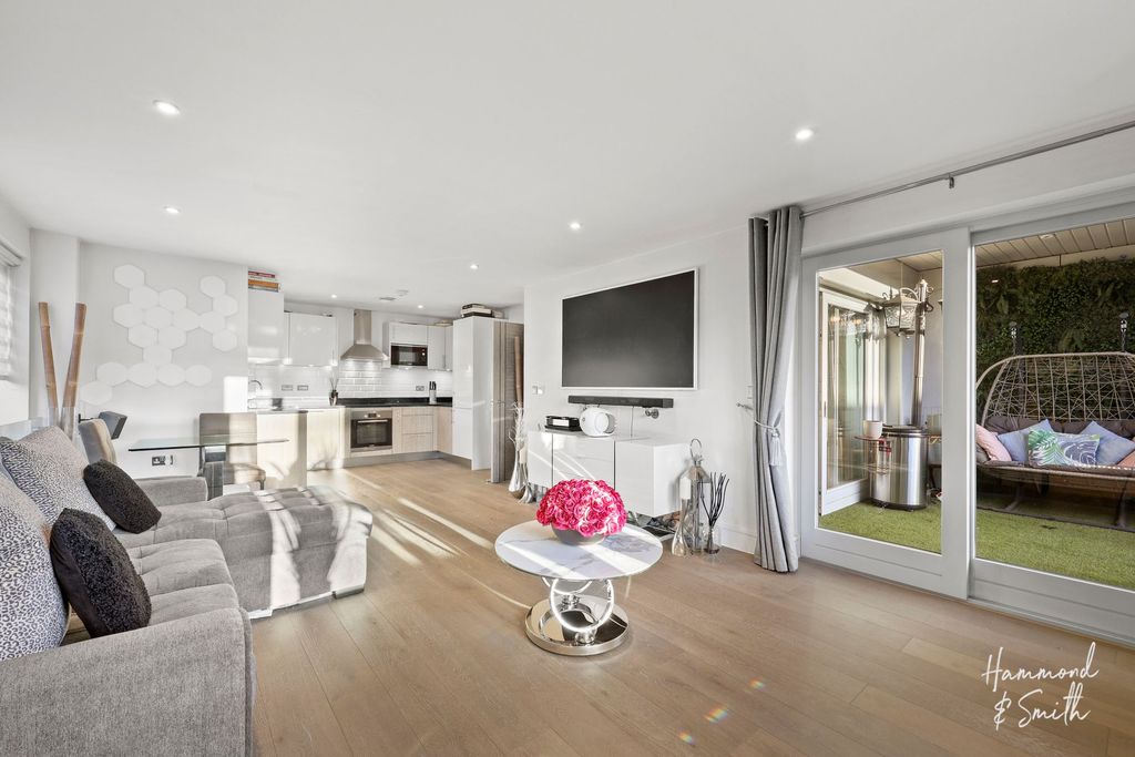 2 bed flat for saleStar Lane, Epping CM16 photo 4