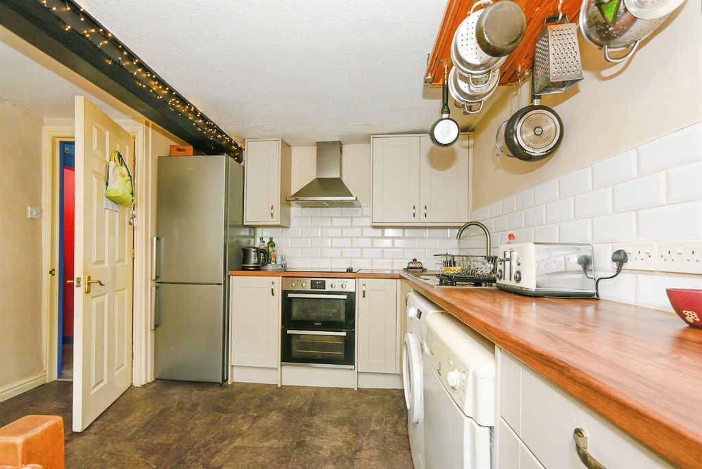 2 bed maisonette for saleSidmouth Street, Devizes SN10 photo 2