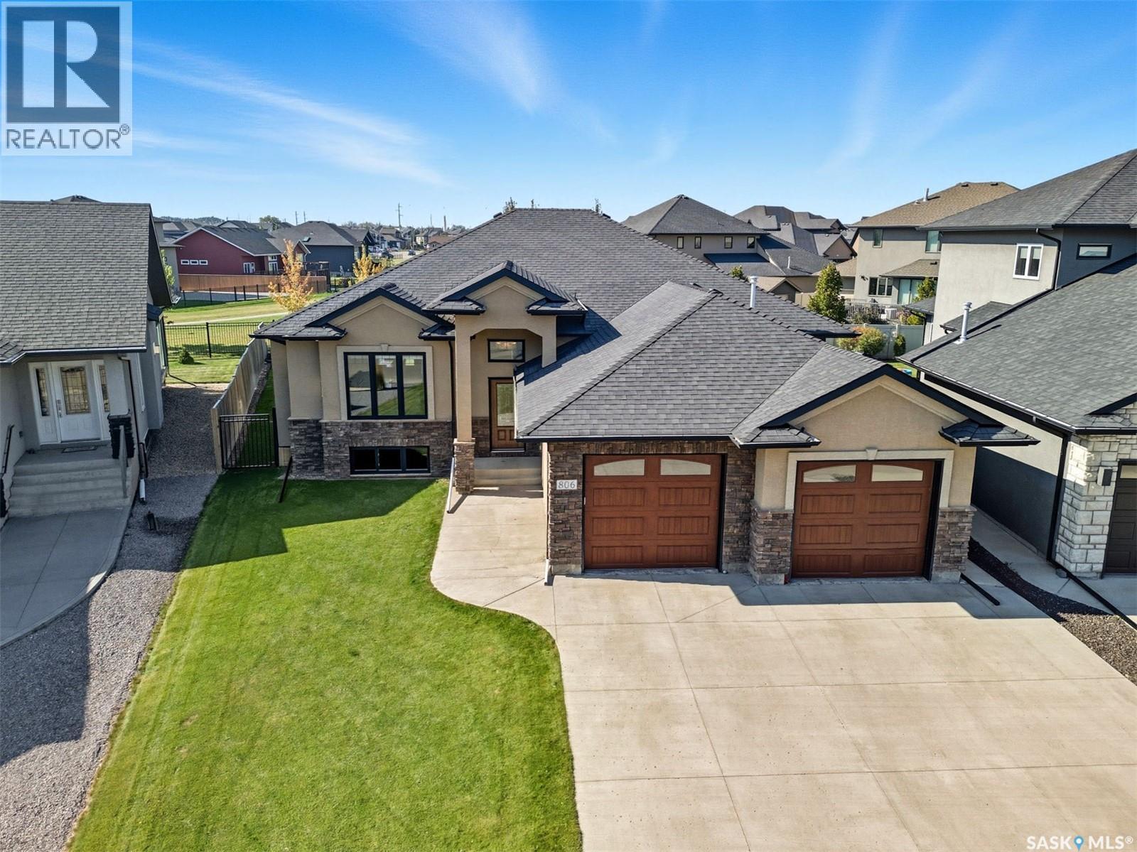 806 Gillies CRESCENT