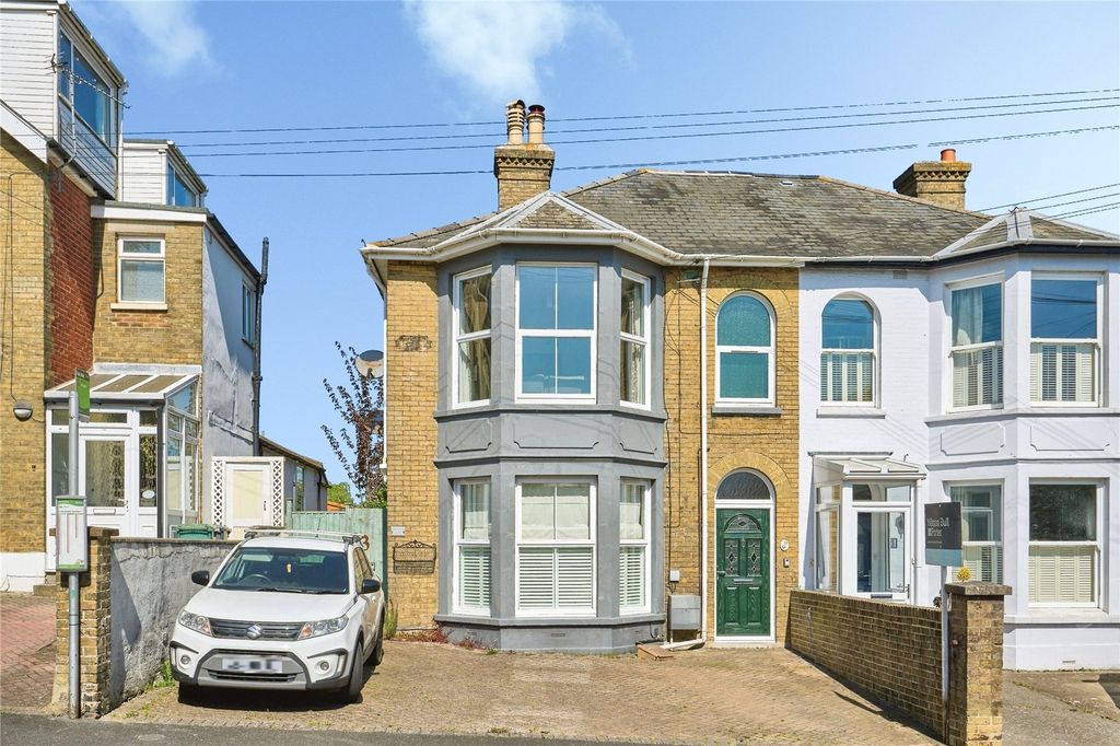 2 bed maisonette for saleMill Hill Road, Cowes, Isle Of Wight PO31