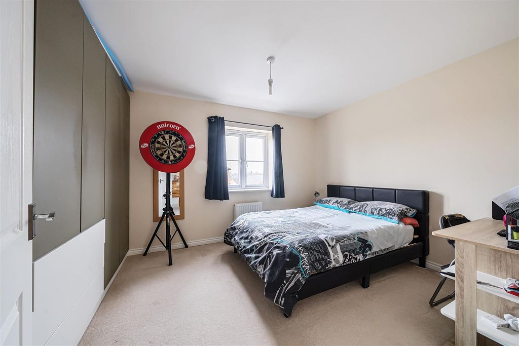 2 bed flat for salePalmer Road, Devizes SN10 photo 4