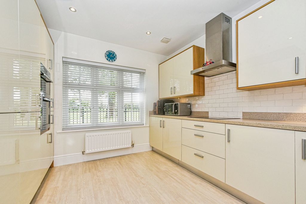 4 bed detached house for saleBluebell Walk, Devizes SN10 photo 3