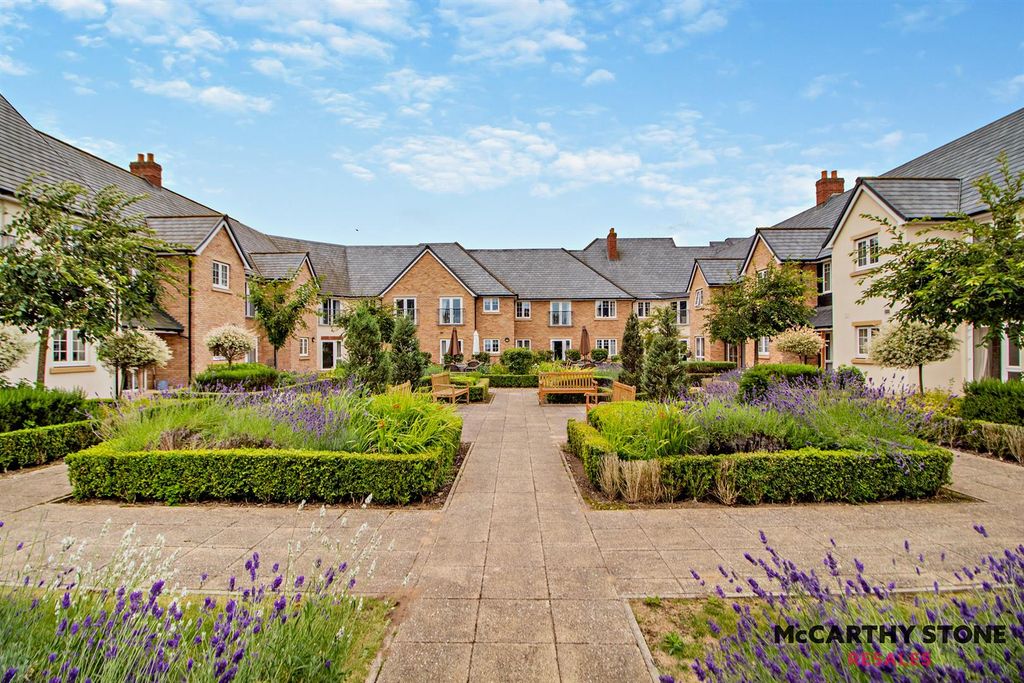 2 bed flat for saleRoslyn Court, Lisle Lane, Ely, Cambridgeshire CB7