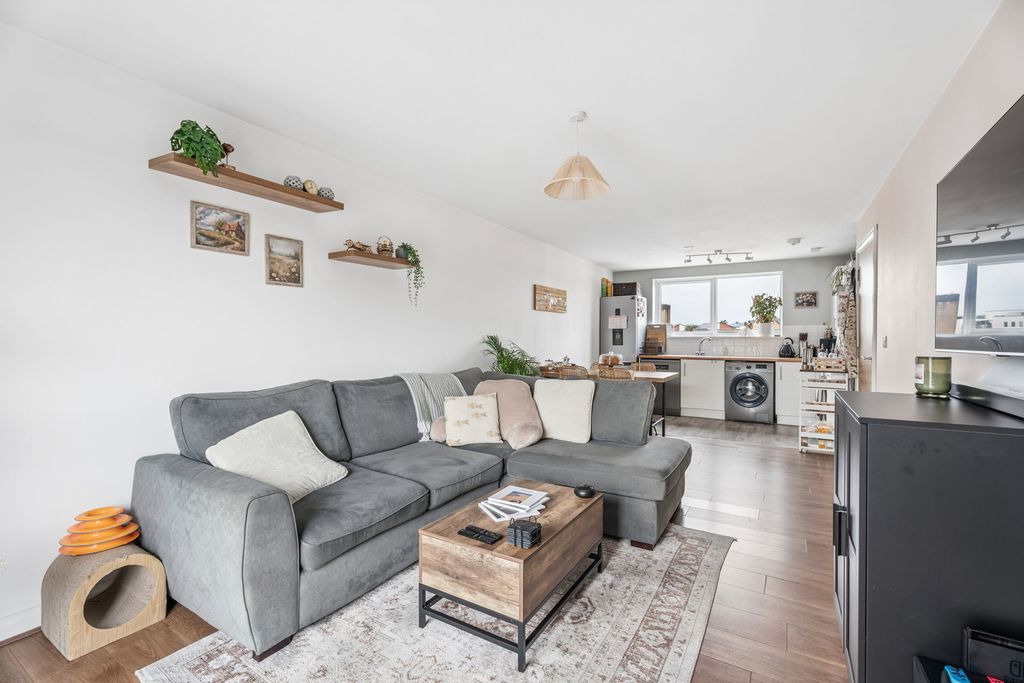 Additional image 14 of 2 bed flat for saleHolly Acre, Dunstable LU5
