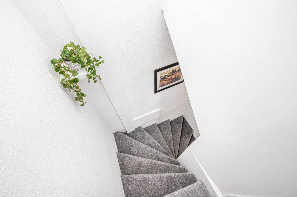 Additional image 10 of 2 bed flat for sale128 High Street, Kinross KY13