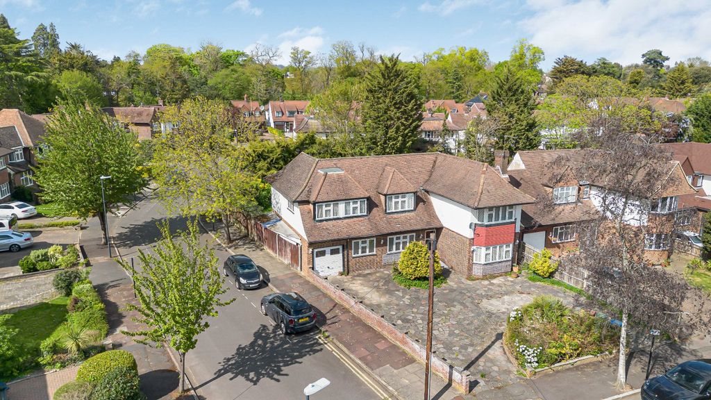 7 bed detached house for saleDorset Drive, Edgware HA8 photo 4