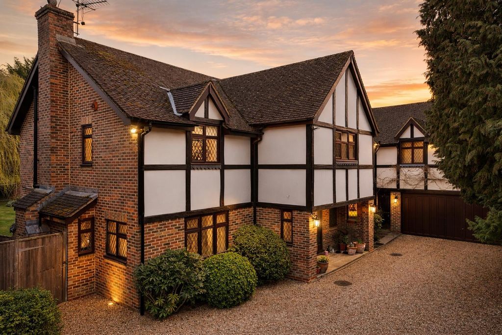 7 bed detached house for saleHamlyn Close, London HA8