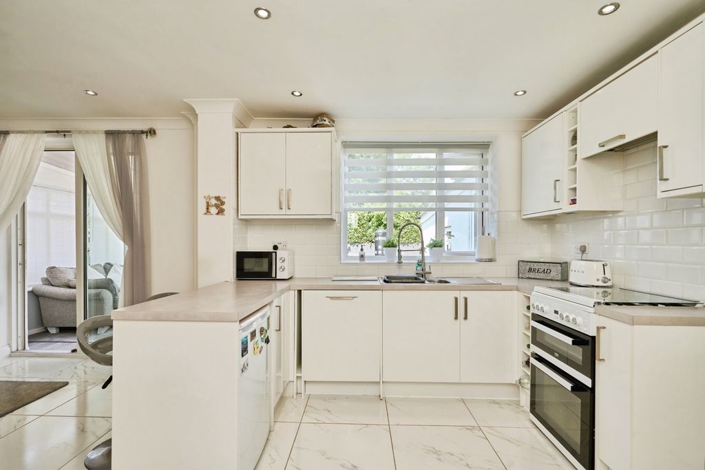 3 bed semi-detached house for salePrincess Close, East Cowes, Isle Of Wight PO32 photo 5