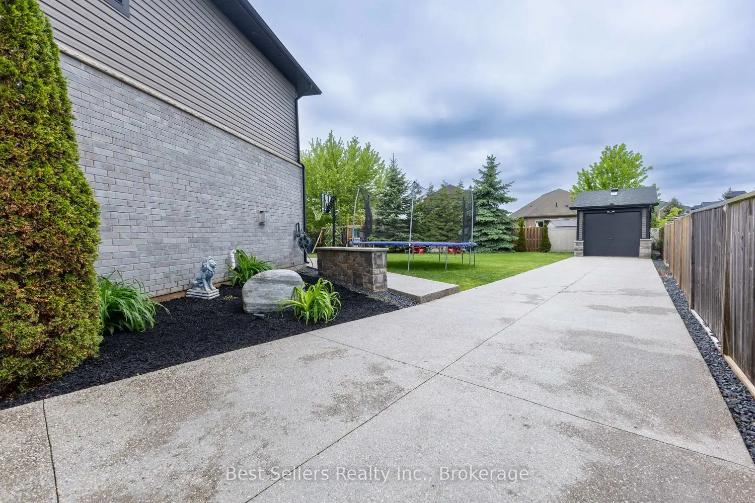 214 Cardinal Crescent photo 2